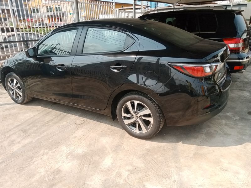 Thumbnail 2 of 2019 Toyota Yaris le